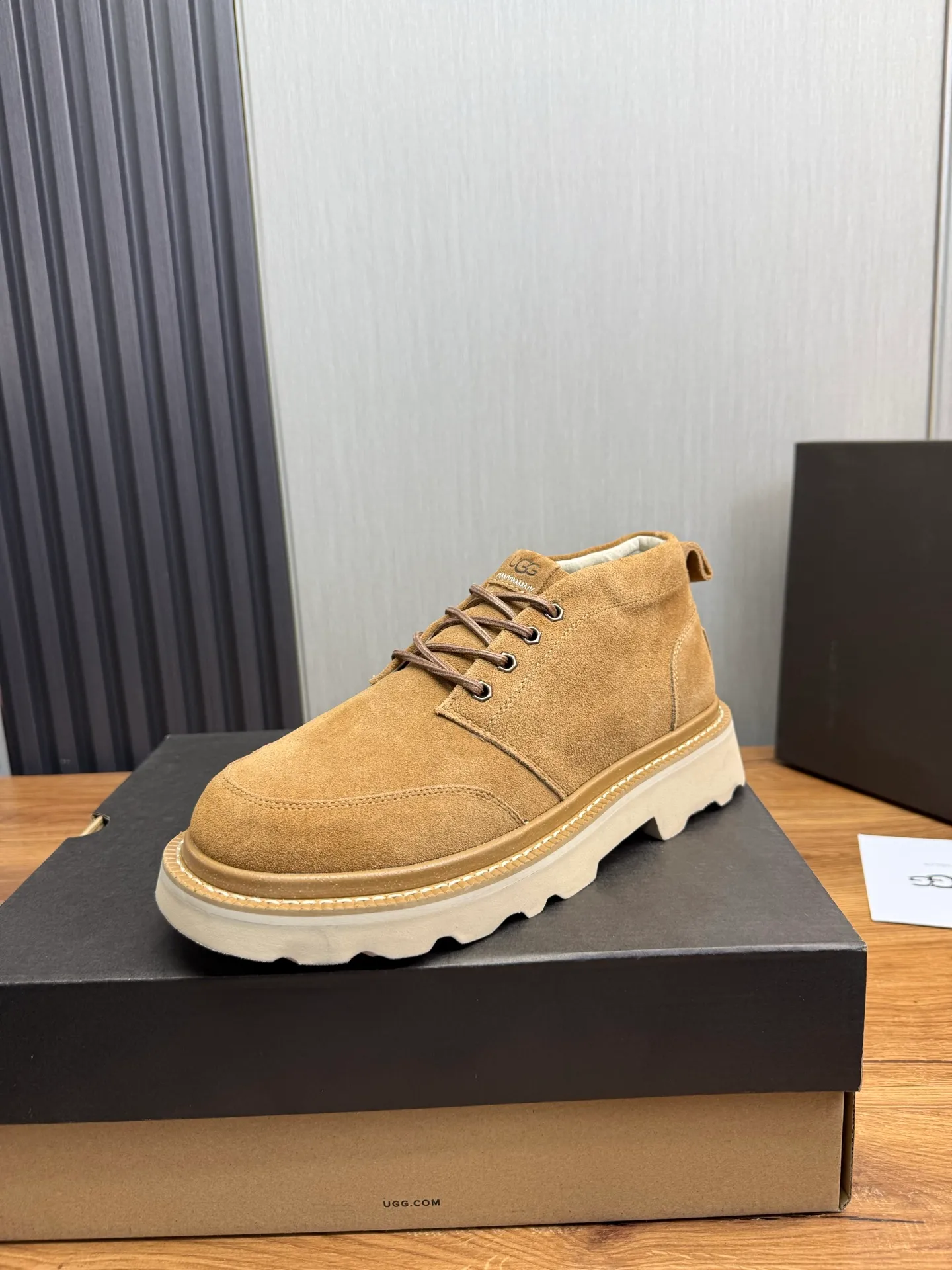 Men's shoes 💰620💰 New UGG fur integrated men's simple and fashionable snow boots. The most worth buying at the end of this year are warm casual shoes. Whether you are out and about at home, their comfortable and warm performance will be your most suitable fashion companion! The material is cowhide upper and imported wool is used inside. Warm and comfortable! The eva+ rubber patch outsole is cushioned, non-slip and wear-resistant, and has good elasticity. It is light and wear-resistant, comfortable and soft, and the new simple cut is more fashionable. It has both practicality and fashion sense, so you no longer have to worry about how to match it in winter, while still maintaining your fashionable taste. High-quality genuine wool. Look at the details for the material! Size: 39-40-41-42-43-44-44 sneaker size